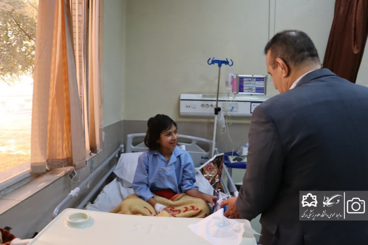 بازدید رئیس دانشگاه علوم پزشکی اراک از بخش کودکان بیمارستان امیرکبیر به مناسبت هفته ملی کودک +فیلم