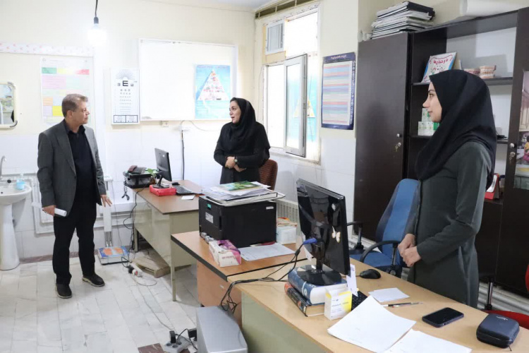 بازدید جانشین رئیس دانشگاه علوم پزشکی اراک در ستاد نوروزی از حوزه سلامت شهرستان شازند