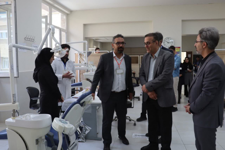 بازدید رئیس دانشگاه علوم پزشکی اراک از روند برگزاری آزمون صلاحیت بالینی دندان‌پزشکی